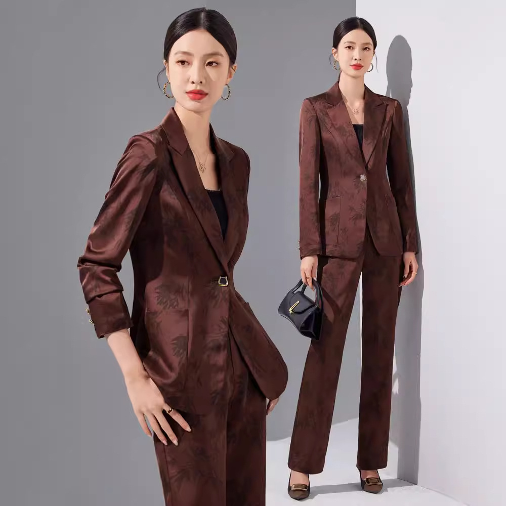 Fashionable Women's Suit for Commuting