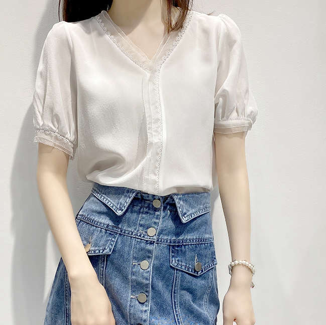 Chic V-Neck Puff Sleeve Lace Top 2